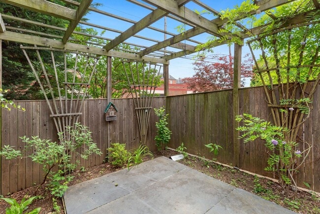 Building Photo - Available Now! 4 Bedroom  3.5  Bathroom Townhouse //Woodley Park// Garage, Driveway & 3 Levels of...