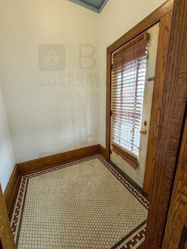 Building Photo - PET FRIENDLY 1 BEDROOM UNIT. INCLUDES UTILITIES AND STORAGE