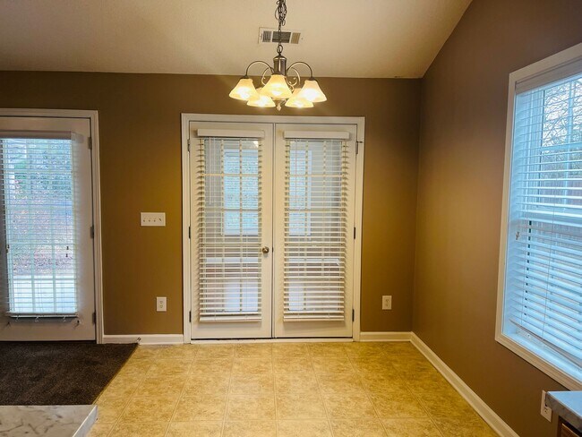Building Photo - Welcome home! 3 Bedroom 2 Bath home in Sum...