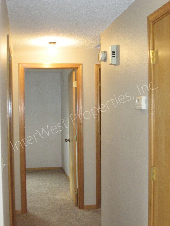 Building Photo - 3 Bed 2 Bath Beaverton Home with big backyard, storage shed, A/C and fireplace!!