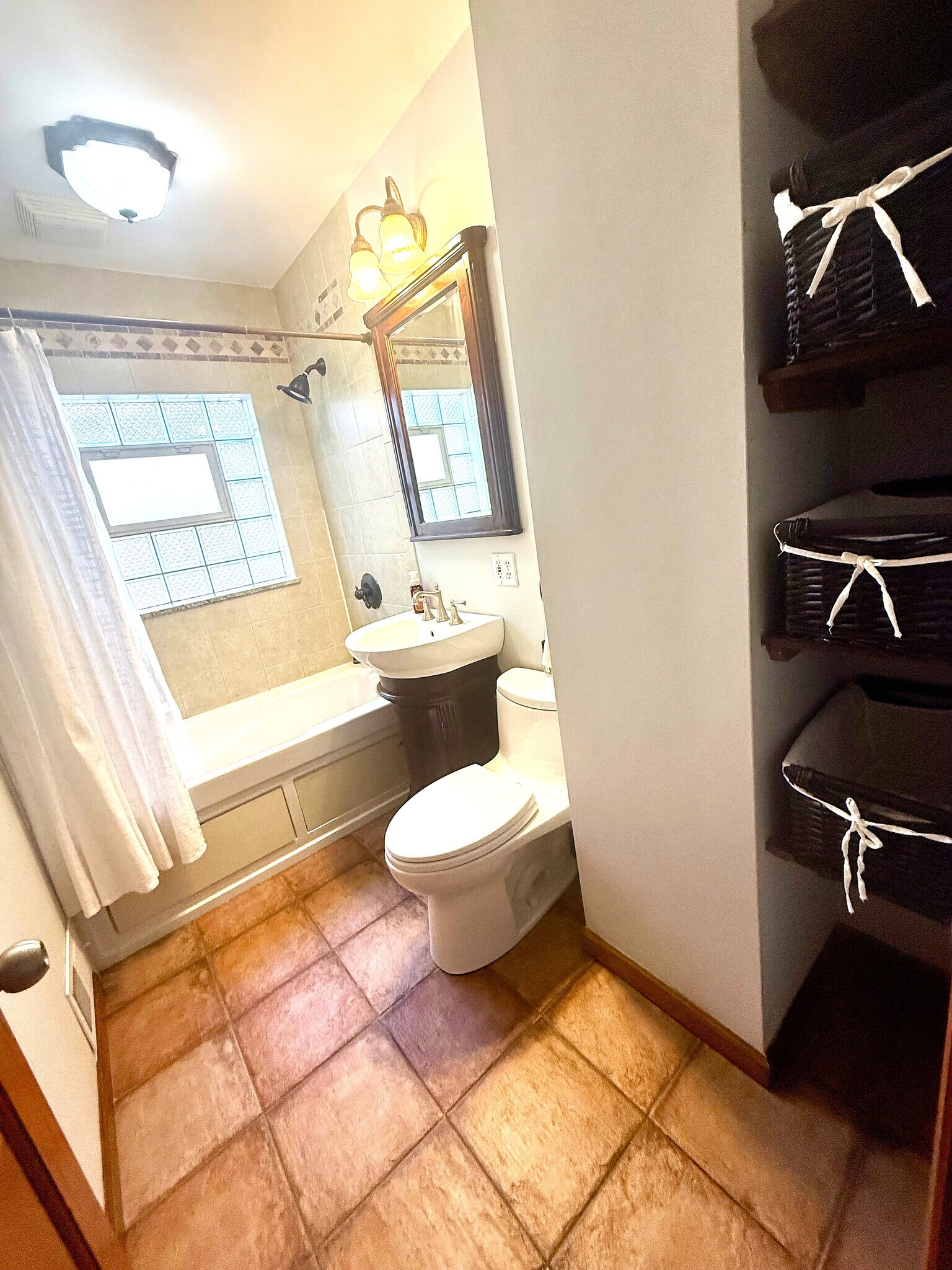 Main Floor Bathroom - 4028 N Overhill Ave