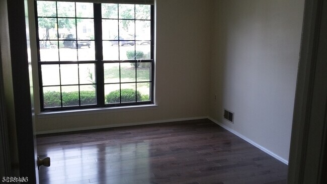 Building Photo - 297 English Pl