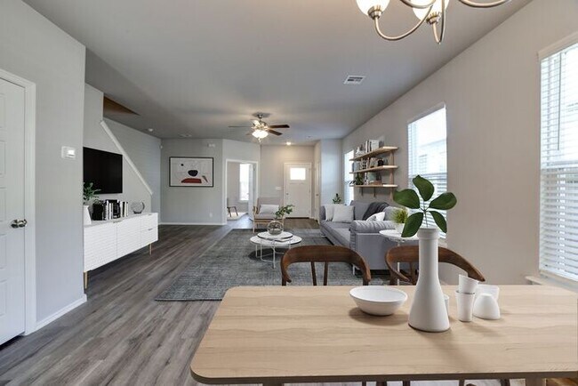 Building Photo - Luxury 4BR Townhome + Office | Near Downto...
