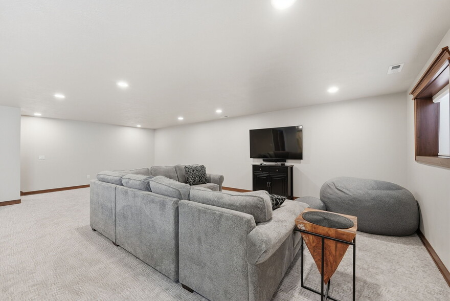 Building Photo - 2701 W Oak Hill Dr