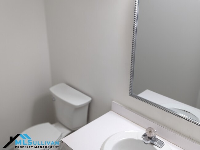 Building Photo - 4100-4105 Five Oaks Dr