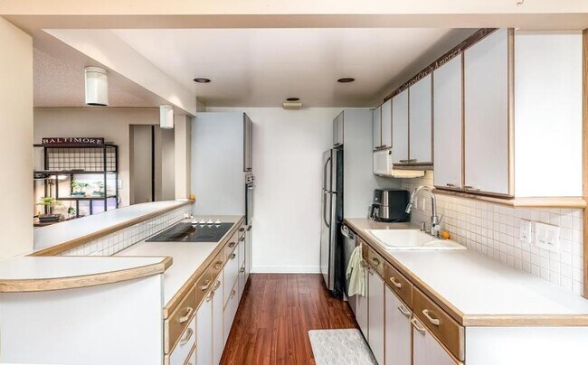 Building Photo - 2 bedroom in Seattle WA 98199