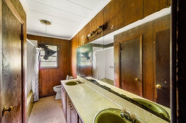 Building Photo - 1021 Lutz Loop
