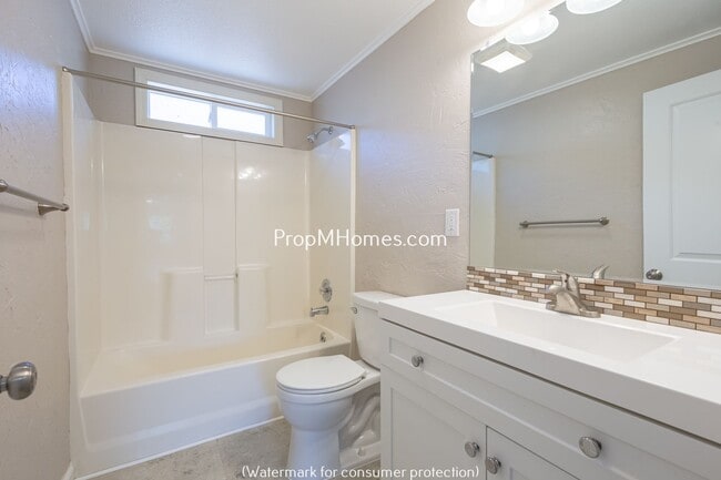 Building Photo - Updated Three Bedroom Home in Milwaukie Heights!