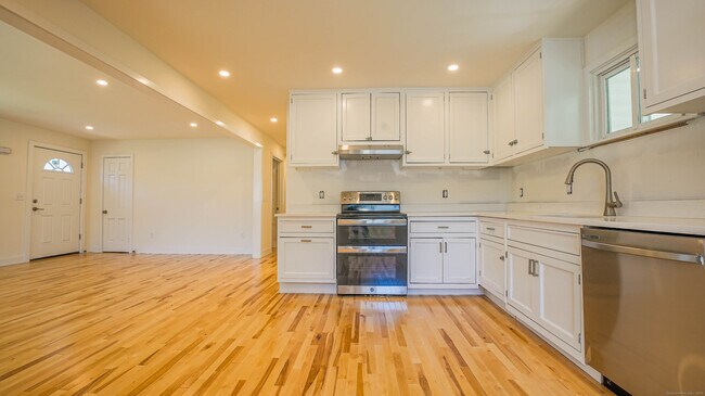 Building Photo - 25 Oakleaf Dr