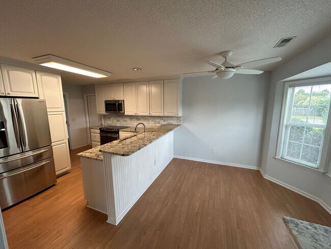 Building Photo - Charming home nestled in Courtney Pines with full fenced backyard!