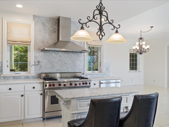 Building Photo - 265 Clear Ridge Dr