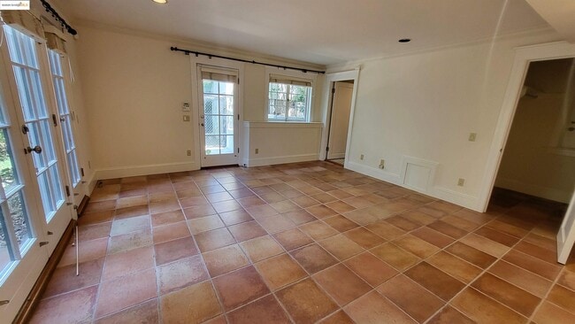 Building Photo - 139 Woodland Way