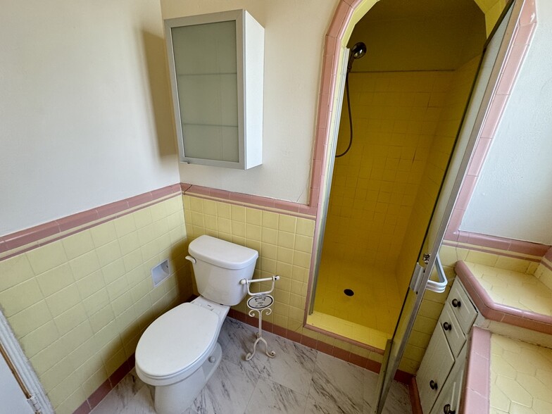 Building Photo - 422 S Detroit St