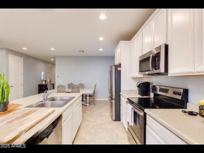 Building Photo - 6928 S 77th Ln