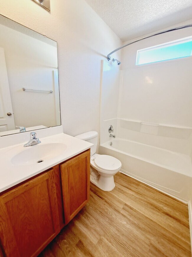 Building Photo - 3 bed 2 bath home in Huning Ranch. Great Yard