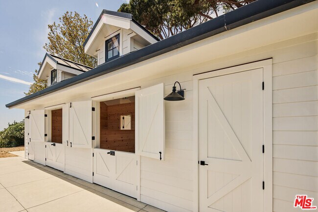 Building Photo - 5561 Horizon Dr