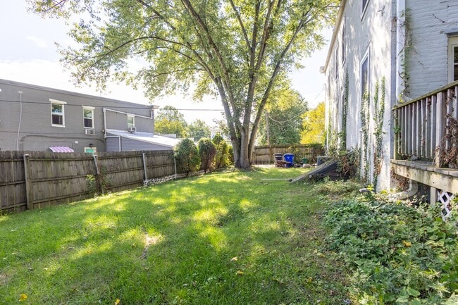 Building Photo - Lovely 3 BR/1.5 BA Semi-Detached Home in S...