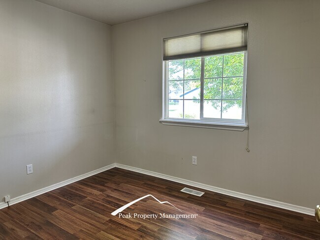 Building Photo - 605 W Mulberry Loop