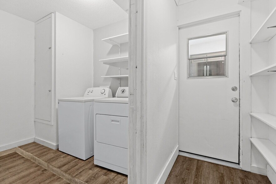 Building Photo - 1611 Somerset Dr