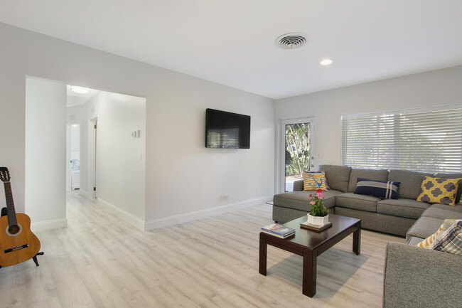 Building Photo - 466 Tequesta Dr