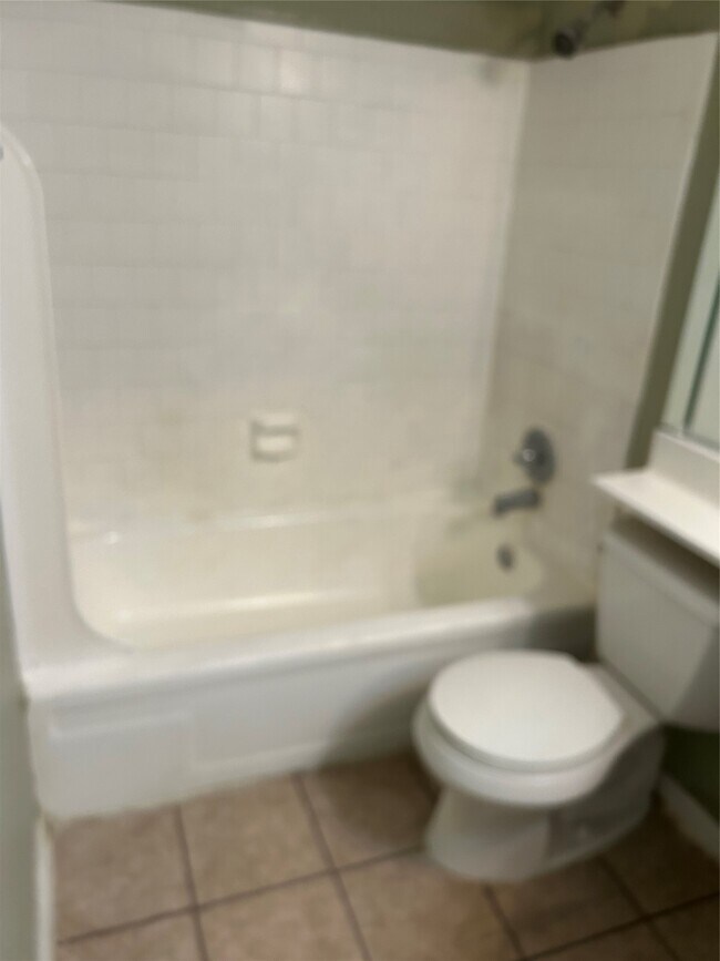 Building Photo - 3900 Woodchase Dr