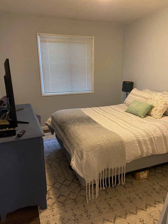 Building Photo - 2131 Cedar Ln