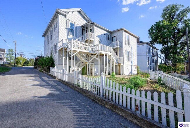 Building Photo - 208 N Mulberry St