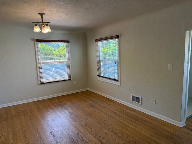 Building Photo - Large updated 2 bedroom 1 bathroom house in Springfield!