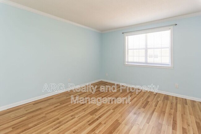 Building Photo - 6900 Roswell Rd