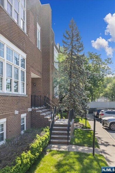 Building Photo - 32 Smith Ave