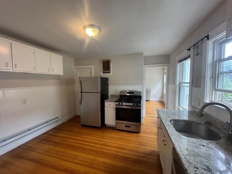 Building Photo - 48 Standish St