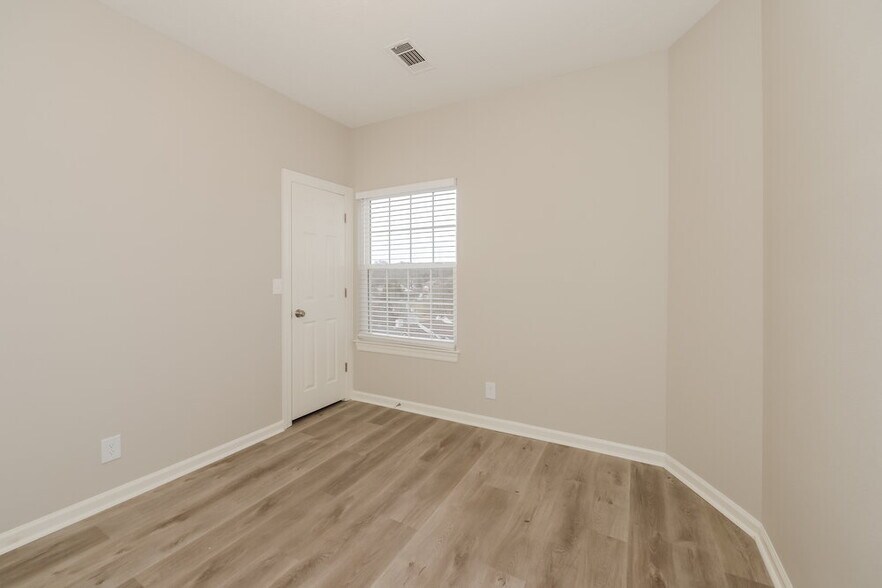 Building Photo - 700 Leadenhall Ct