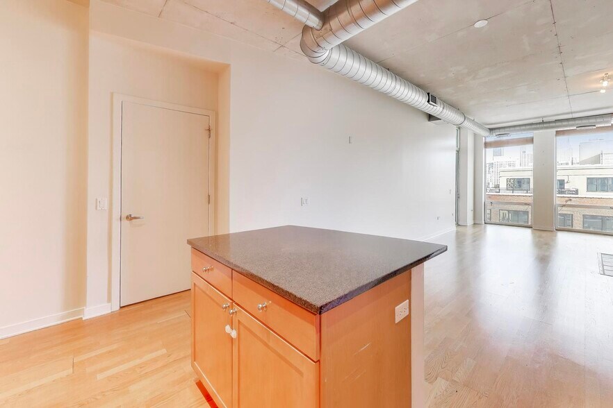 Building Photo - 720 N Larrabee St