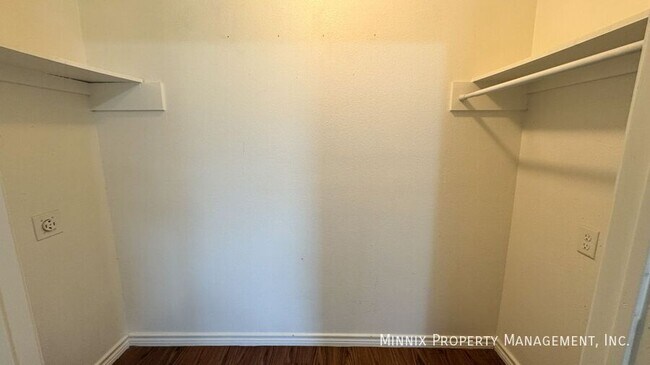 Building Photo - 755 W Knox St