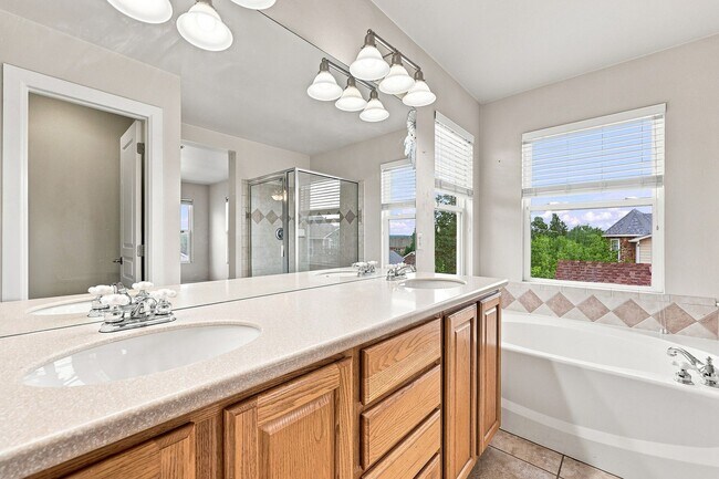 Building Photo - 2202 Hanham Dr
