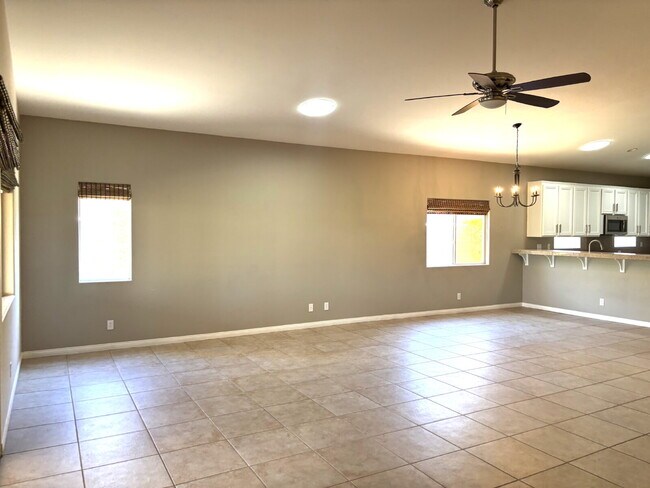 Building Photo - Great Great-Room for Long-term
