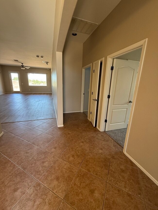 Building Photo - House For Rent