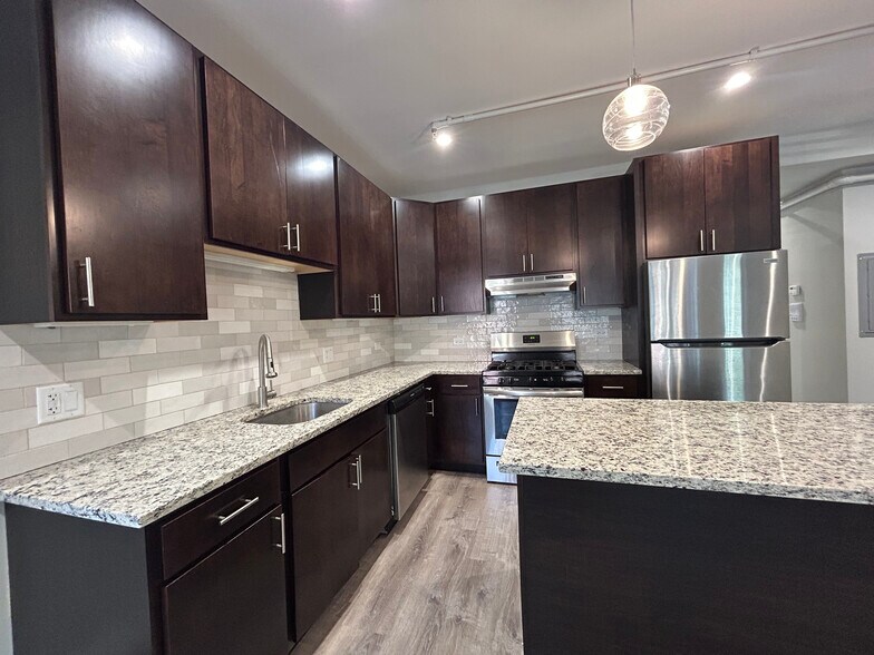 Building Photo - 1000 Crain St