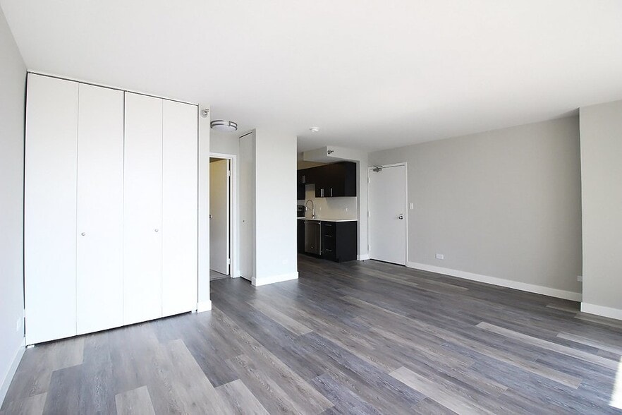 Building Photo - 9 E Delaware Pl