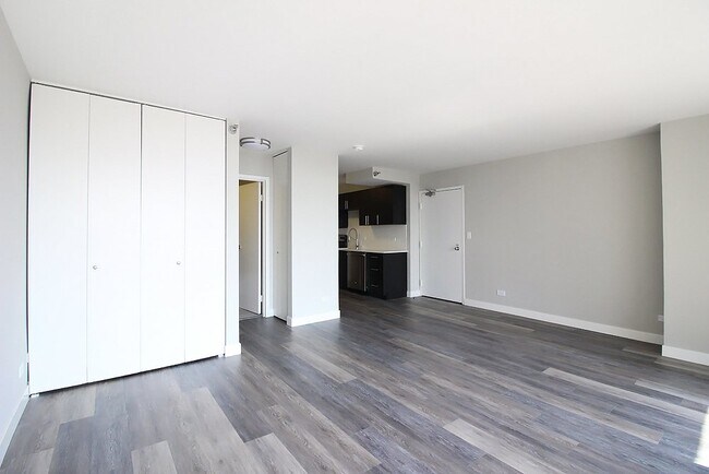 Building Photo - 29 E Delaware Pl