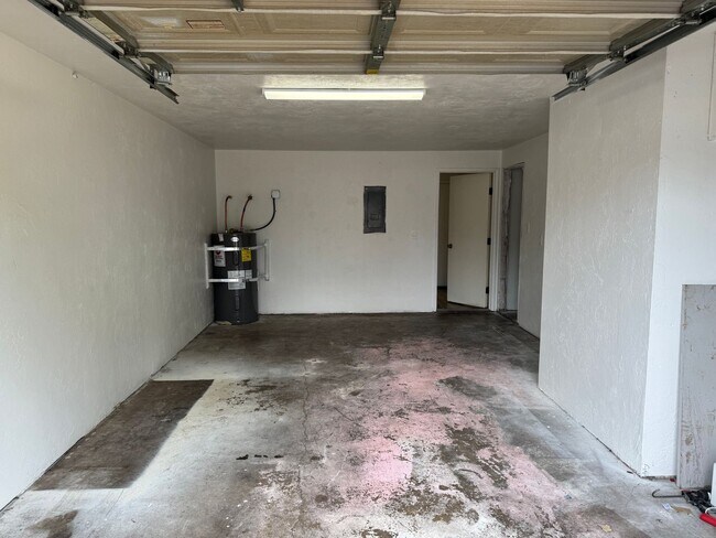 Building Photo - Updated 2 bedroom 1 1/2 bath duplex in Springfield!