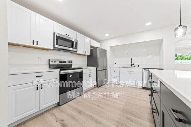 Building Photo - 484 Greenway Ave