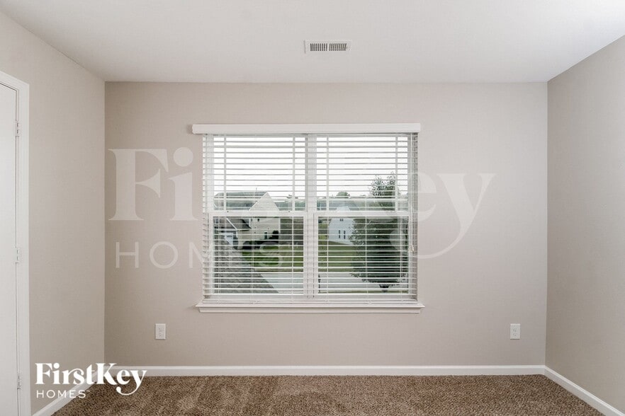 Building Photo - 2675 Lamplight Cir