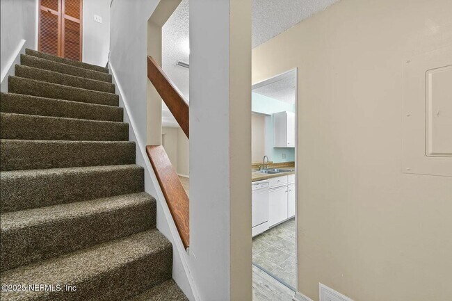 Building Photo - 85 Debarry Ave