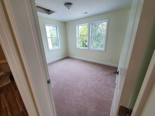 Building Photo - 50-60-60 Village Green S