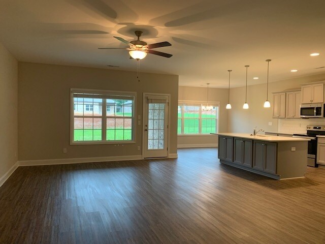 Building Photo - Lovely Newly Built Home Just Mins from Hun...