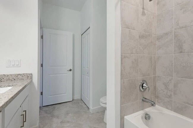 Building Photo - 3 Bedroom 2 Bath Townhome in AMENITY RICH Lorraine Lakes