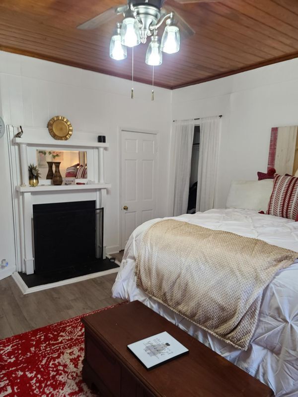 Building Photo - 904 Park Ave