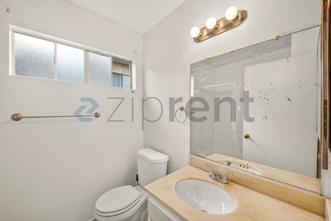 Building Photo - Unit 6