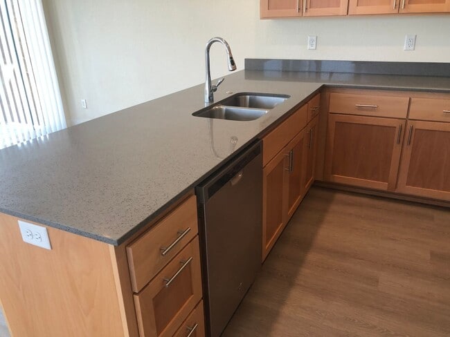 Building Photo - Newer 3 bedroom, 2.5 bath duplex in desirable neighborhood! MOVE IN SPECIAL!